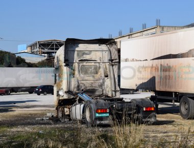 Βόλος: Εμπρησμός με γκαζάκια κατέστρεψε ολοσχαιρώς οχήματα μεταφορικής